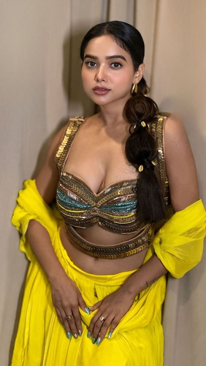 <p>मनीषा रानी सोशल मीडिया पर एक्टिंग और फैशन से धूम मचाती रहती हैं। ऐसे में अगर आप भी रक्षाबंधन के लिए ब्लाउज की तलाश कर रही हैं तो हसीना का कलेक्शन जरूर ट्राई करें।</p>
