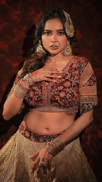 <p>मनीषा रानी ने गोल्डन लहंगे के साथ रेड फुल स्लीव एंब्रॉयडरी ब्लाउज कैरी किया है हालांकि आप हैवी ब्लाउज को प्लेन साड़ी संग वियर रिक्रिएट करें,साथ में मैचिंग जूलरी पहनना न भूलें।</p>
