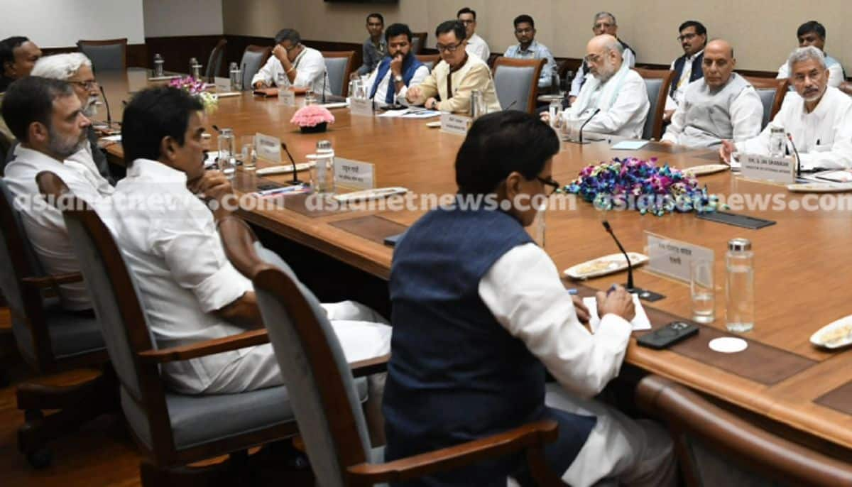 Rahul Gandhi at all party meeting raised questions on Bangladesh violence 