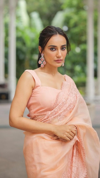 <p>सुरभि ज्योति टीवी की उम्दा अदाकाराओं में है। जिन्हें फैंस काफी पसंद करते हैं। वहीं वह आउटफिट भी कमाल के पहनती है। इसी कड़ी में हम उनके ब्लाउज डिजाइन लेकर आए हैं। </p>
