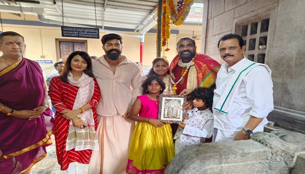 rocking star yash visited to surya shri sadashiva rudra temple in dakshina kannada grg 