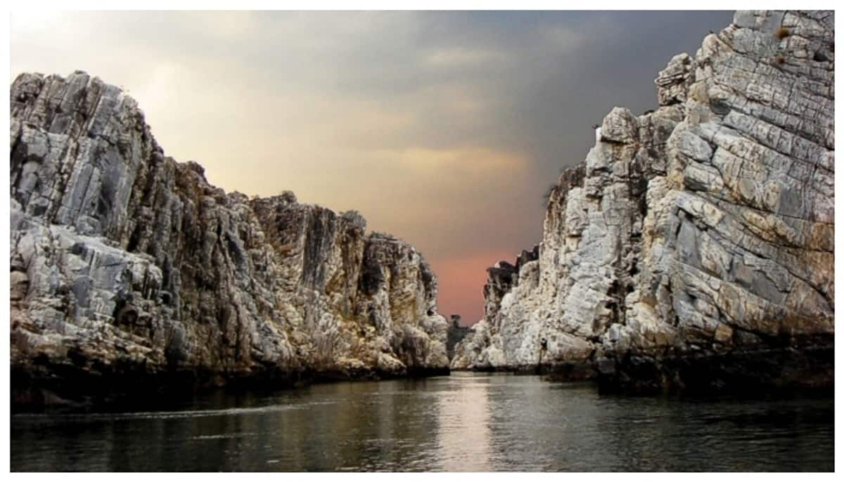 Dhuandhar water falls at Bhedaghat madhya pradesh with marble cliffs