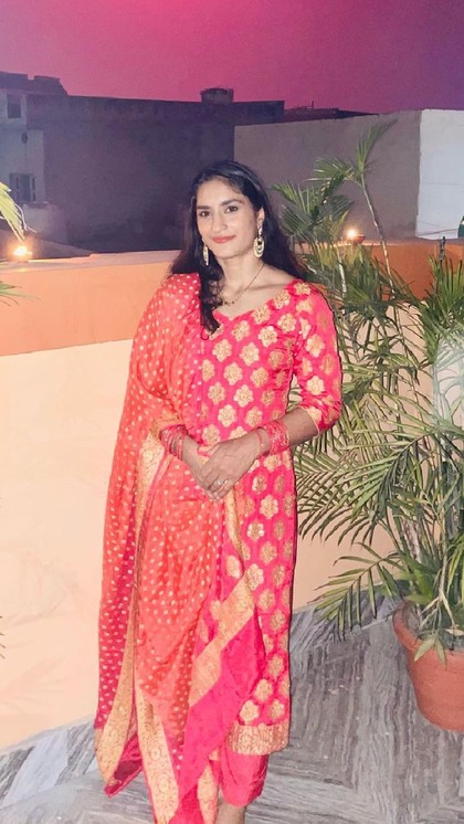 <p>वाइब्रेंट कलर के जरी सिल्क सूट आपको आसानी से 1000 रु की कीमत में मिल जाएंगे। ऐसे सूट को गोल्डन ज्वेलरी संग पहन गॉर्जियस दिखेंगी।</p>
