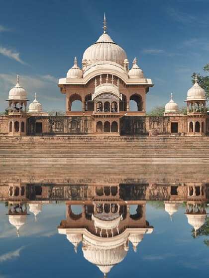 <p>अक्सर भक्त वृंदावन से कुछ चीजें अपने घर ले जाते हैं। प्रेमानंद महाराज ने अपने सत्संग में बताया है कि यहां से क्या चीजें अपने घर नहीं ले जानी चाहिए?</p>
