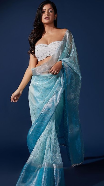 <p>इशिता दत्ता ने ऑर्गेजा साड़ी को बोल्ड लुक देते हुए ऑफ कंट्रास्ट में ऑफ शोल्डर ब्लाउज कैरी किया है। आप भी नागपंचमी पर ये लुक कॉपी कर सकती हैं,इसे ऑक्सीडेंट जूलरी संग रिक्रिएट करें।</p>
