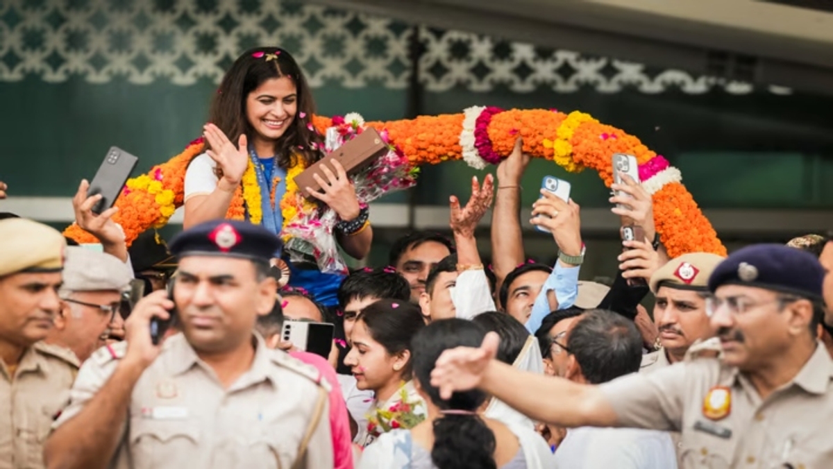 Manu Bhaker Reached India with 2 medals in Shooting Event at Paris 2024 Olympics rsk