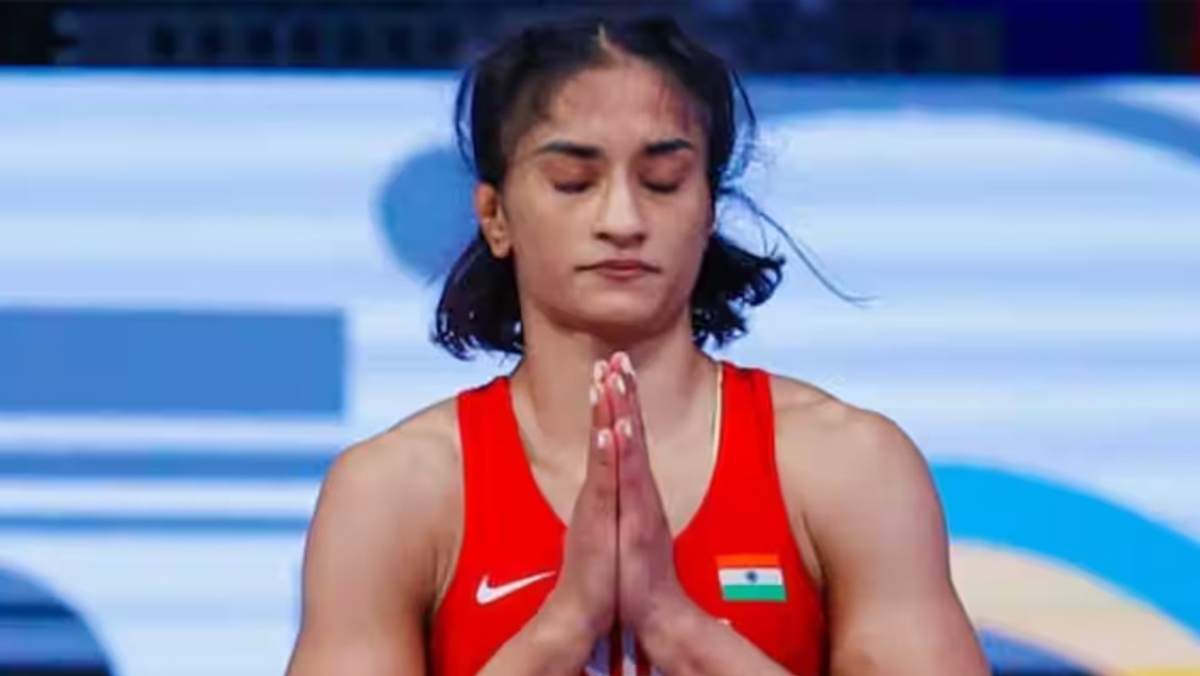 sports Vinesh Phogat resigns from Indian Railways ahead of joining politics scr