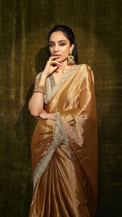 रक्षाबंधन में लगेंगी नवाबी, चुनें Shobhita Dhulipala सी 8 लाइट Saree