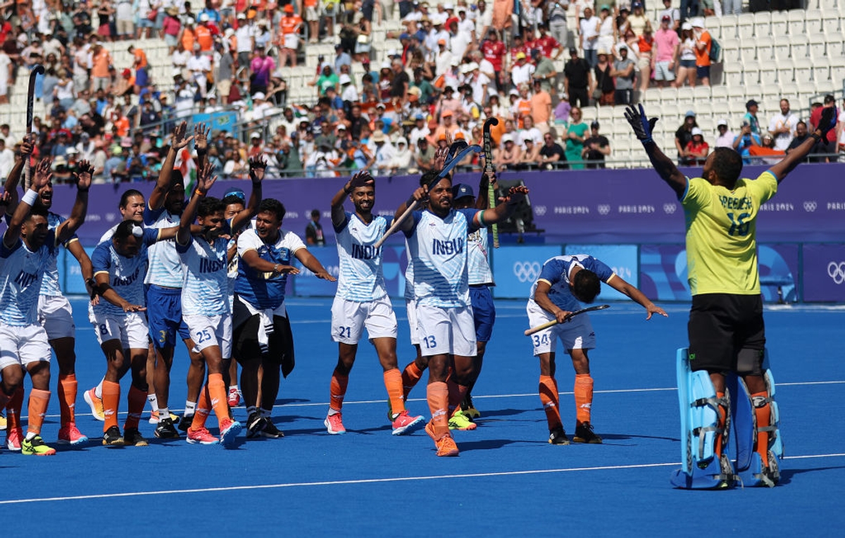 Sreejesh retires with bronze in Paris Olympics: Team bows down, Harmanpreet carries 'Wall' on shoulders snt