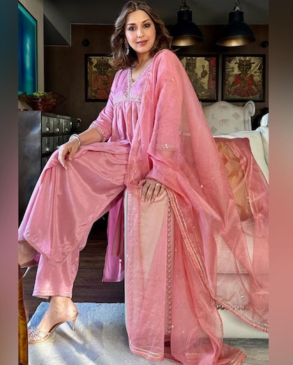 <p>सिंपल-सोबर लुक के लिए सोनाली बेंद्रे का कॉटन सूट चुनें। कलीदार पैर्टन पर इसे सिलवा सकती है। टेलर 1K में इसे सिल देगा। आप इसे ऑक्सीडेंट-पर्ल जूलरी संग टीमअप करें।</p>

