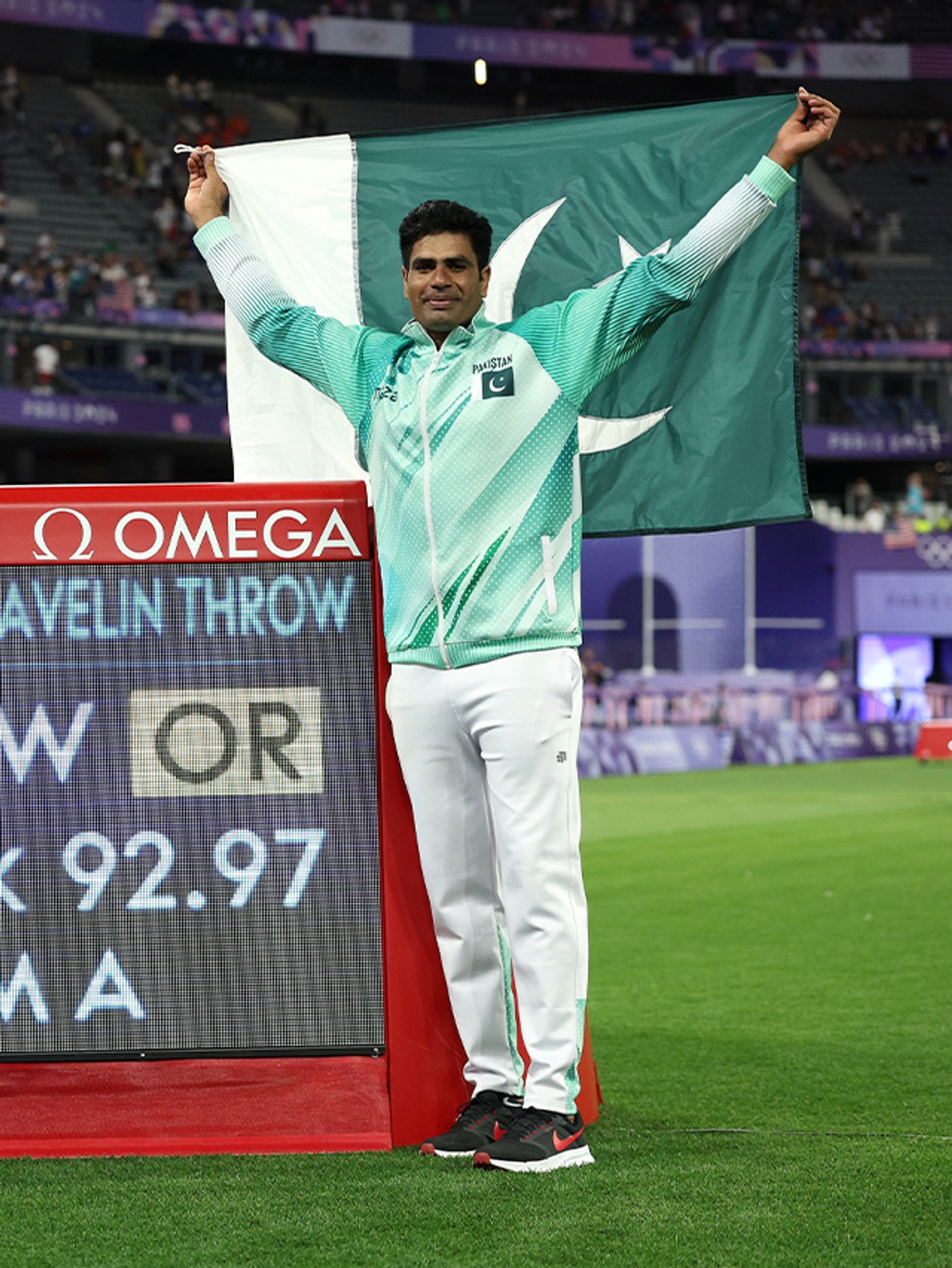 Pakistan Gold Medalist Arshad Nadeem Receives Memorable Gift From his Father in Law rsk