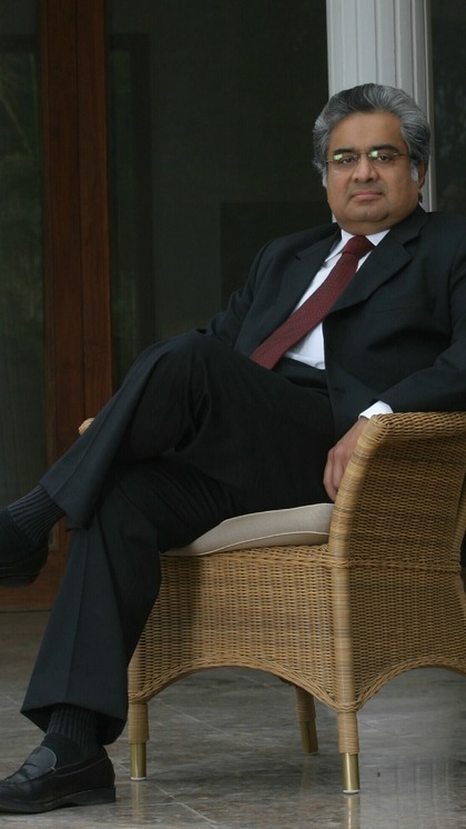 <p>फेमस लॉयर हरीश साल्वे CAS में विनेश फोगाट के ओलंपिक मेडल के लिए केस लड़ रहे हैं। उन्होंने अपने करियर में कई हाई प्रोफाइल और चर्चित मामलों की पैरवी की है। जानते हैं उनके बारे में।<br />
 </p>

