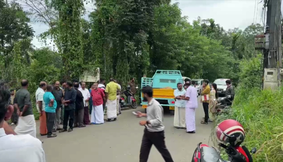 wayanad earthquake...Public take shelter on road tvk