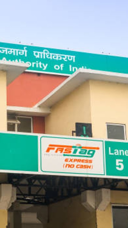 <p>गाड़ी नंबर डालकर FASTag रिचार्ज के लिए Google Pay, Amazon Pay या PhonePe जैसे ऐप्स चुनें। इन ऐप्स में 'FASTag रिचार्ज' ऑप्शन चुनें, गाड़ी नंबर डालें, राशि चुनें, प्रोसेस पूरी करें।</p>
