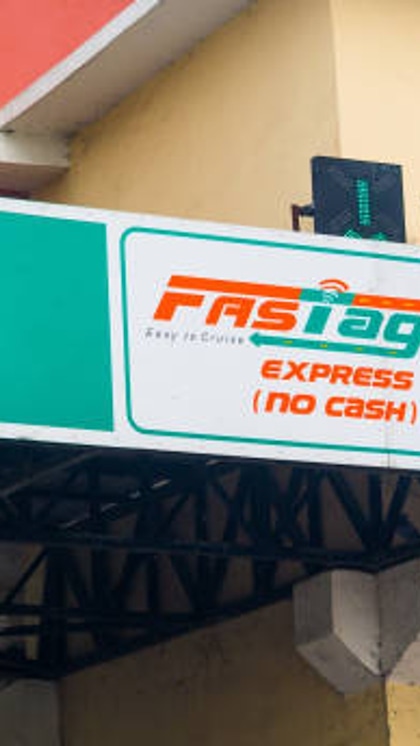 <p>पहले टोल टैक्स के लिए रुकना पड़ता था, अब फास्टैग से बिना रुके टोल कट जाता है। बस गाड़ी की विंडस्क्रीन पर लगा FASTag स्कैन होता है और फिर आपके बैंक खाते से पैसे डिडक्‍ट हो जाते हैं।  </p>
