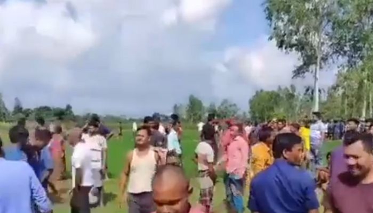 1971 like situation Scores of people gather at India-Bangladesh border amid rising unrest; WATCH viral videos vkp