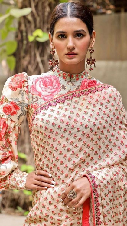 <p>राखी में साड़ी के लिए डिजाइनर ब्लाउज की तलाश है तो शक्ति मोहन जैसा राउंड नेक ब्लाउज चुनें। फ्लोरल प्रिंट फैब्रिक पर तैयार इस ब्लाउज को किसी भी प्लेन साड़ के साथ वियर कर सकती हैं। </p>
