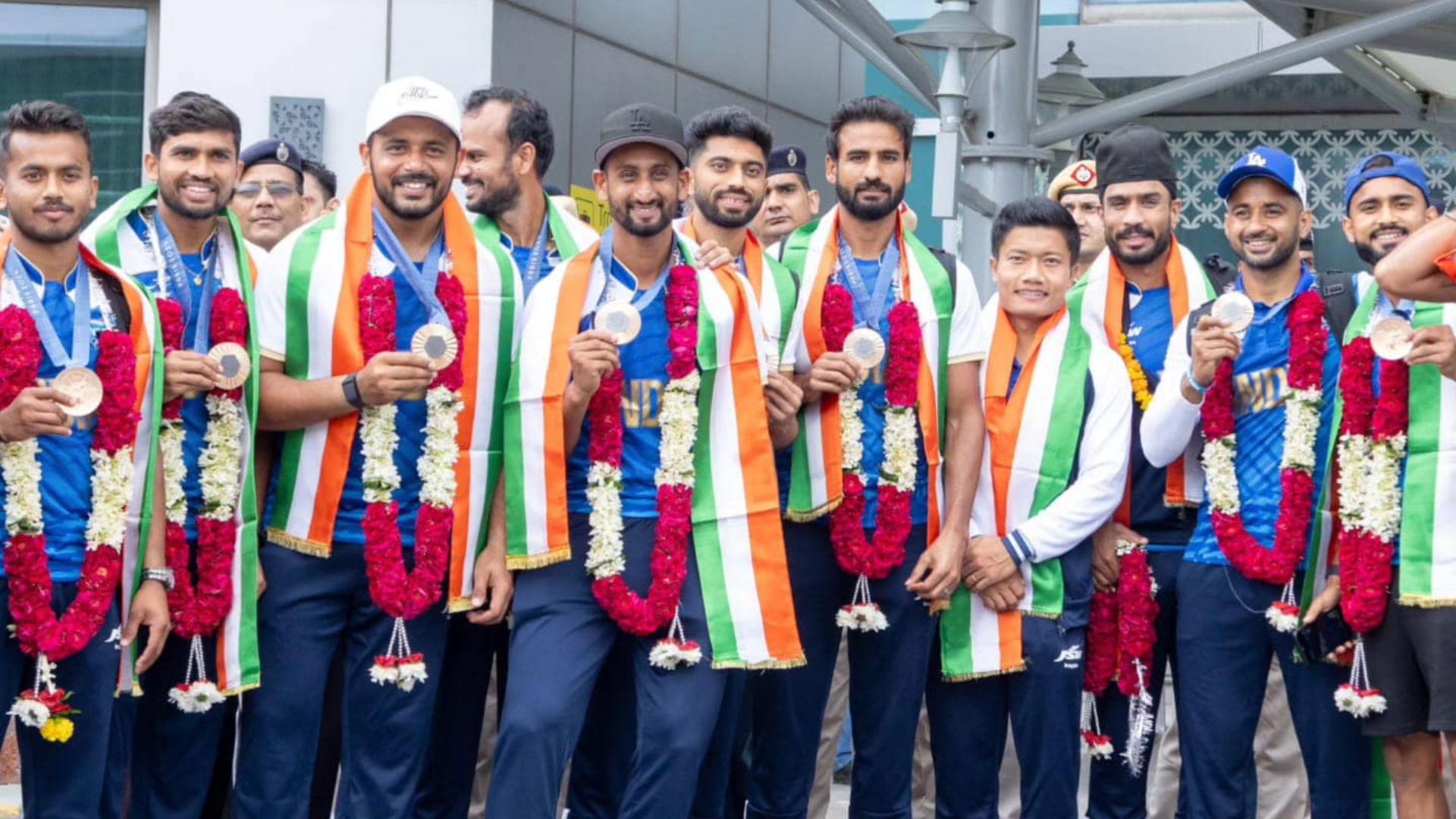 watch video indian hockey team receives great welcome in delhi 