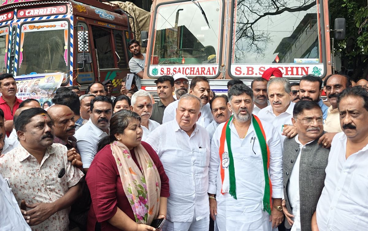 DK Shivakumar and ramalinga reddy drove 8 trucks of essential items to the victims of wayanad in BTM assembly constituency gvd