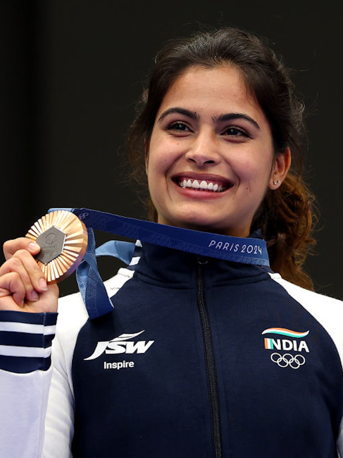 Indias 2 Medalist Manu Bhaker and Hockey Goal Keeper PR Sreejesh to Be Indias Flag Bearers at The Paris 2024 Olympics Closing Ceremony rsk