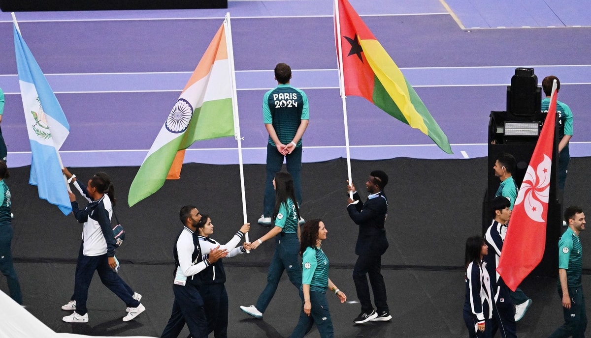 Paris Olympics 2024 Closing Ceremony: தேசிய கொடியை கையில் ஏந்தி அணி வகுப்பு நடத்திய மனு பாக்கர்!