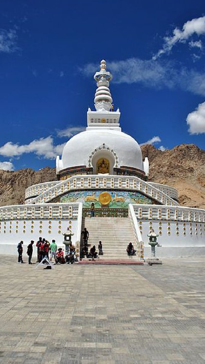 <p>ग्रिधाकुटा हिल में विश्व शांति स्तूप स्थित है। 400 मीटर की ऊँचाई पर स्थित विश्व शांति स्तूप में आप केबल के माध्यम से जा सकते हैं।</p>
