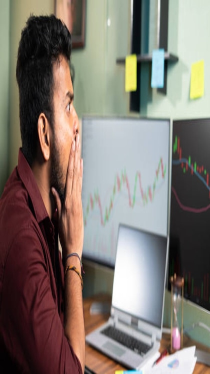 <p>ग्लोबल मार्केट्स से मिले-जुले संकेतों के बीच, हिंडनबर्ग रिपोर्ट में SEBI प्रमुख के खिलाफ आरोपों के असर से भारतीय शेयर मार्केट ने गिरावट के साथ शुरुआत की।</p>

<p> </p>
