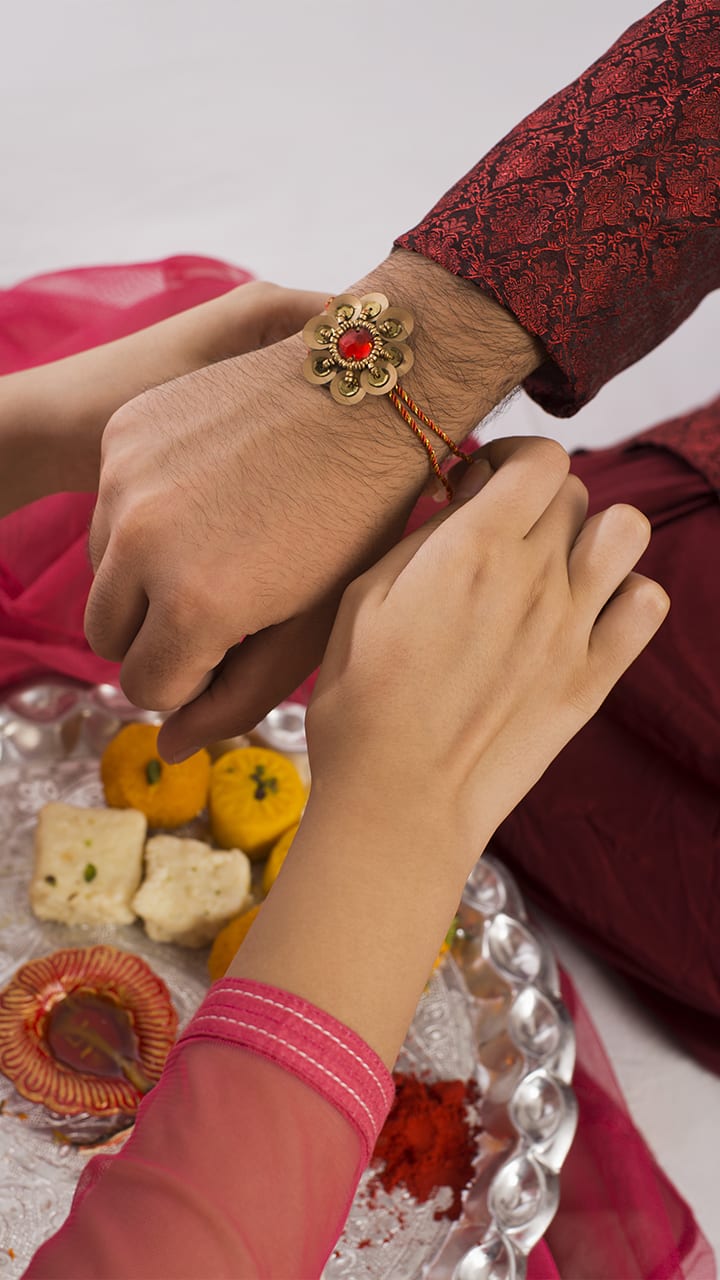 Raksha Bandhan 2024: Mantra to Chant While Tying Rakhi ram 