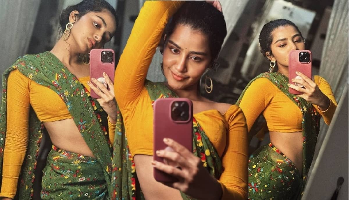 Actress Anupama Parameswaran shares mirror selfie pav