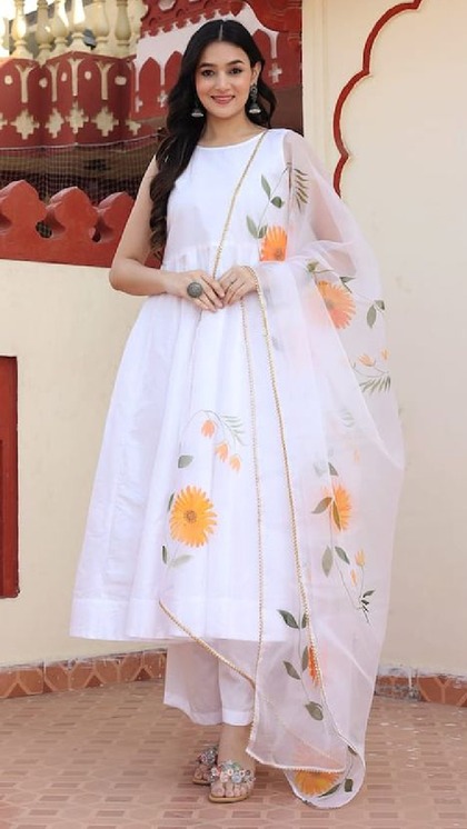 <p>सफेद रंग के ऑर्गेंजा दुपट्टे में फ्लोरल ऑरेंज और ग्रीन लीव्स से सजा सूट आपके लुक को बेहद खूबसूरत बना देगा। आपको ऐसे सूट के साथ सिल्वर झुमकी पहननी चाहिए। </p>
