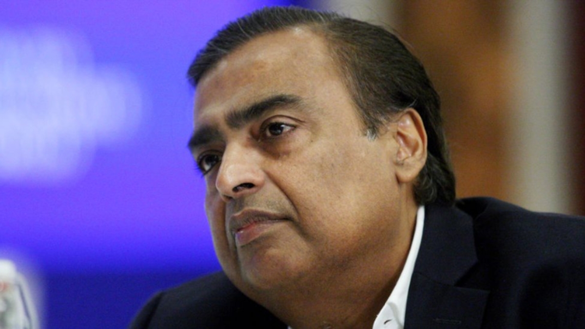 Mukesh ambani loses rs 77606 crore in one day after RIL stocks shrinks ckm