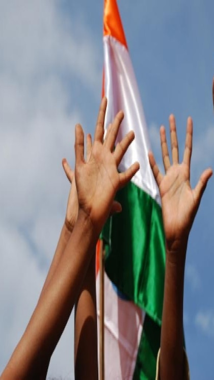 <p>जवाब: भारतीय ध्वज संहिता में राष्ट्रीय ध्वज के प्रदर्शन से संबंधित सभी नियम, परंपराएँ, और निर्देश हैं। इसे 26 जनवरी 2002 को लागू किया गया।</p>
