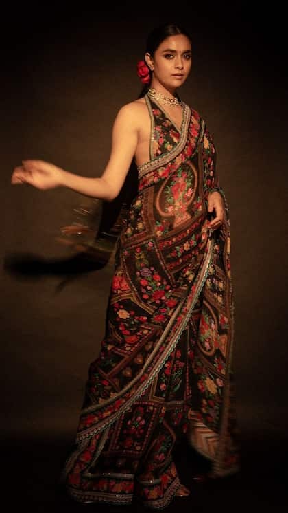 <p>हैंडलूम कलमकारी साड़ी को मॉर्डन टच देते हुए कीर्ति सुरेश ने हॉल्ट नेक ब्लाउज कैरी किया है। आप भी डिफरेंट अंदाज के लिए इसे ऑप्शन बनाएं। ये ब्लाउज काफी स्टाइलिश होते हैं।</p>
