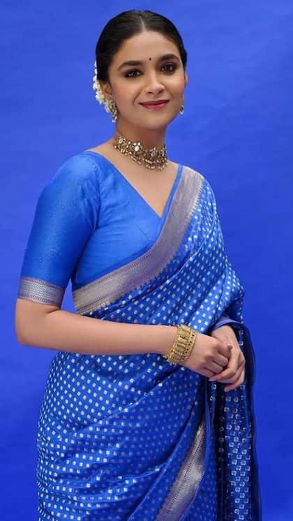 <p>महिलाओं के पास प्लेन वी नेक ब्लाउज भी होना चाहिए। जो पार्टी से लेकर फेस्टिव सीजन में वियर कर सकती हैं। ऐसे ब्लाउज पर्ल जूलरी के साथ ज्यादा प्यारे लगते हैं। </p>
