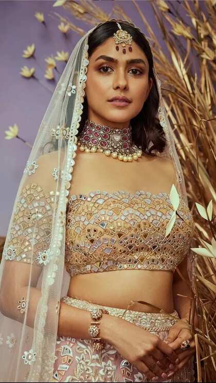 <p>सिंपल साड़ी को हैवी लुक देना है को मृणाल ठाकुर सा ऑफ शोल्डर मिरर वर्क ब्लाउज चुनें। ब्लाउज में अलग से स्लीव एड की गई हैं। आप भी हैवी नेकलेस संग लुक कंप्लीट कर सकती हैं। </p>
