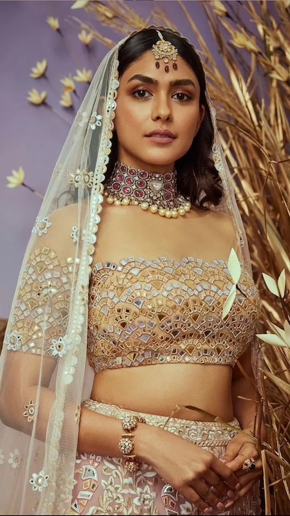 <p>सिंपल साड़ी को हैवी लुक देना है को मृणाल ठाकुर सा ऑफ शोल्डर मिरर वर्क ब्लाउज चुनें। ब्लाउज में अलग से स्लीव एड की गई हैं। आप भी हैवी नेकलेस संग लुक कंप्लीट कर सकती हैं। </p>
