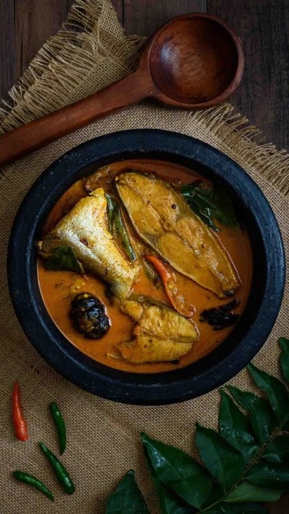 <p>बंगाली करी में माछेर झोल पॉपलर डिश है। ये प्याज-मसालों के अलावा आलू के साथ उबालकर बनाई जाती है और ज्यादातर चावल के साथ सर्व की जाती है। </p>
