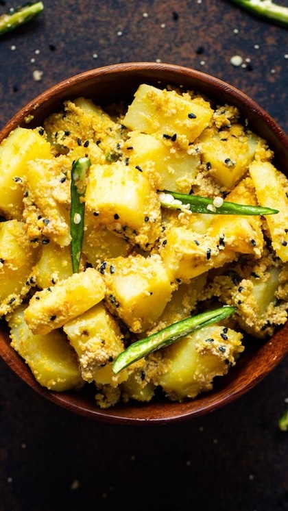 <p>आलू पोस्तो पश्चिम बंगाल की ट्रेडिशनल डिश है। आलू,हरी मिर्च और सरसों के तेल का कॉम्बिनेशन इसे खास बनाता है। ये आमतौर पर हर बंगाली घर में बनायी जाती है। </p>
