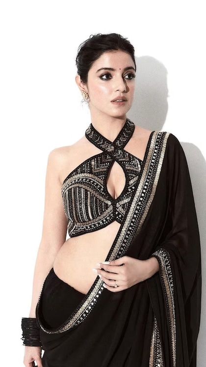 <p>दिव्या खोसला का क्रॉस नेक ब्लाउज फैशनेबल लुक दे रहा है। अगर आउटफिट के साथ एक्सपेरिमेंट करना पसंद हैं तो आप राखी पर प्लेन-हैवी साड़ी संग ऐसा ब्लाउज स्टाइल करें। </p>
