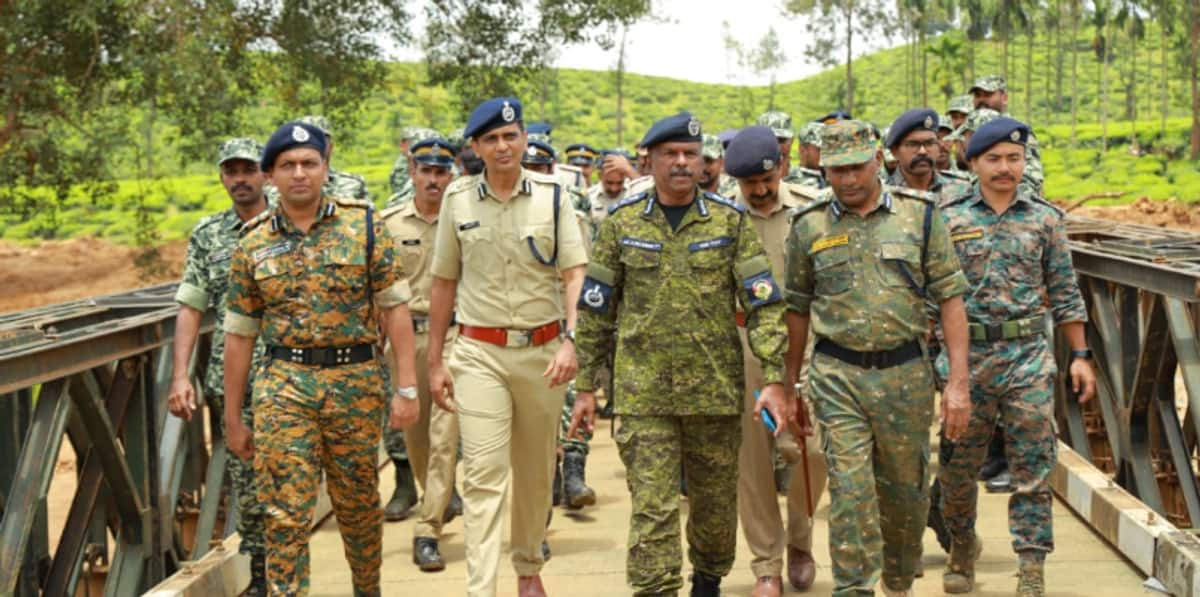 Kerala police team who are in land slide sight in wayanad from the time of first information out support in rescue