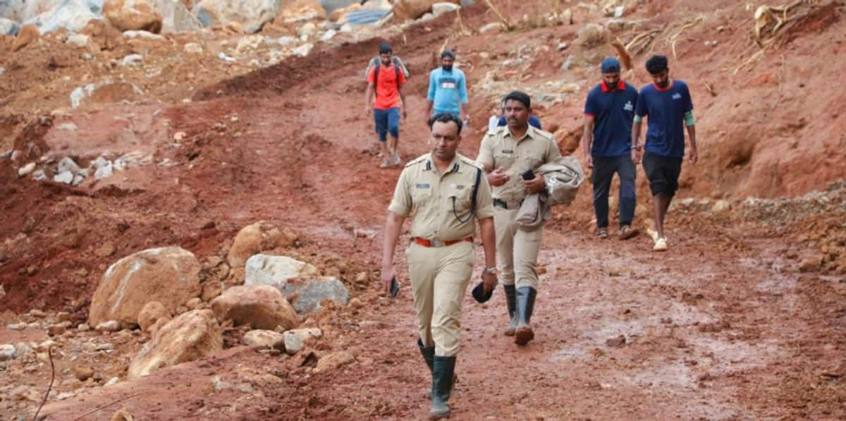 Kerala police team who are in land slide sight in wayanad from the time of first information out support in rescue