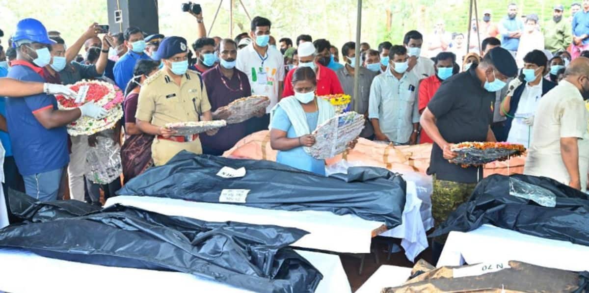 Kerala police team who are in land slide sight in wayanad from the time of first information out support in rescue