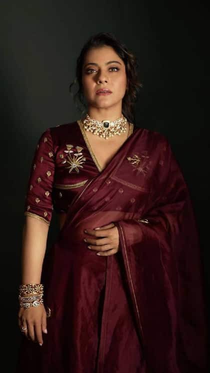 <p>अगर आपके हैवी ब्रेस्ट हैं तो वॉर्डरोब में काजोल सा वी नेक ब्लाउज जरूर शामिल करें। ये ज्यादा रिवीलिंग भी नहीं है और एलिगेंट लुक दे रहा है। आप मिनिमल मेकअफ संग इसे स्टाइल करें।</p>
