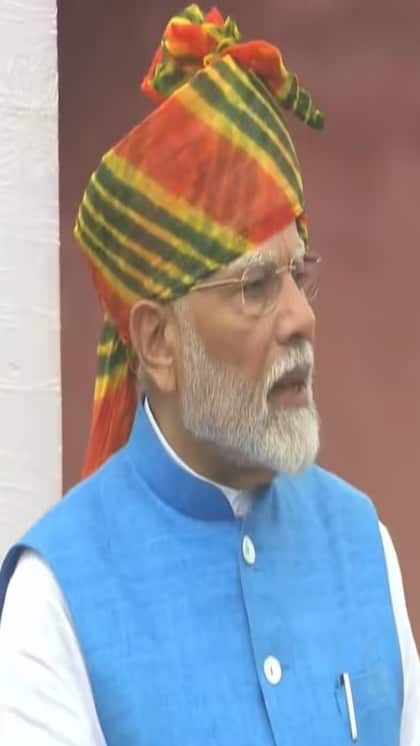 पीएम मोदी के लुक पर ठहरी नजरें