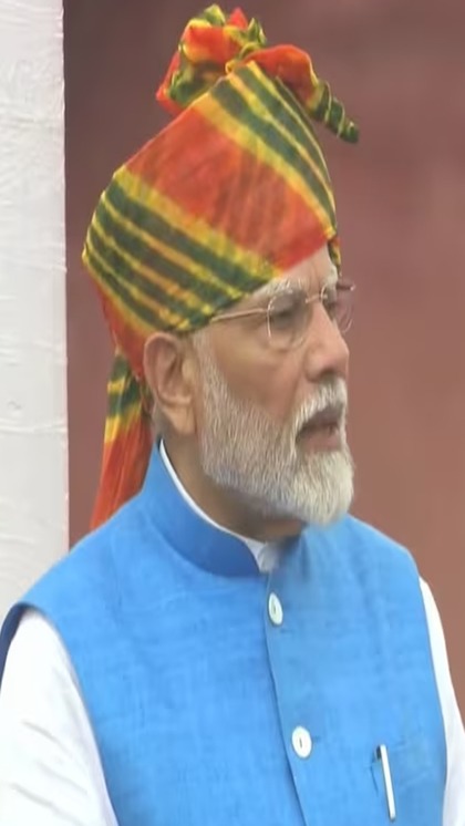 <p>हर साल की तरह इस बार भी स्वतंत्रता दिवस पर पीएम मोदी ने खास ड्रेसअप किया था। वह सफेद कुर्ता-पयजामा को ब्लू सदरी में नजर ऐएं। वहीं सबसे ज्यादा चर्चा उनकी राजस्थानी साफा की हुई।</p>
