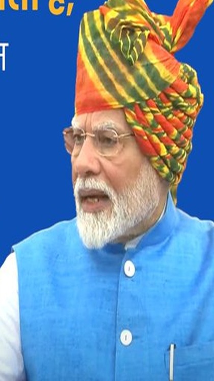 <p>प्रधानमंत्री ने 15 अगस्त के मौके पर वाइब्रेंट कलर की नारंगी-हरी पगड़ी पहनी है। दोनों ही रंग तिरंगे में है। इसलिए इसे बेहद खास माना जा रहा है। </p>
