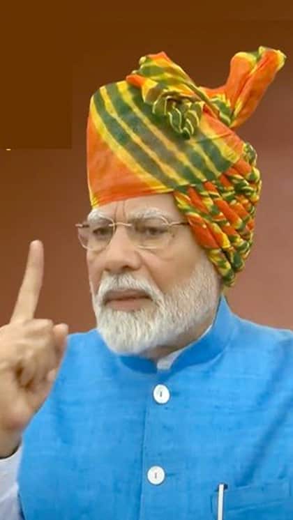 लाल किले पर पीएम मोदी ने फहराया तिरंगा