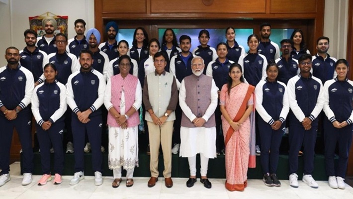 Indian Olympic Contingent met PM Modi and gave gift to him