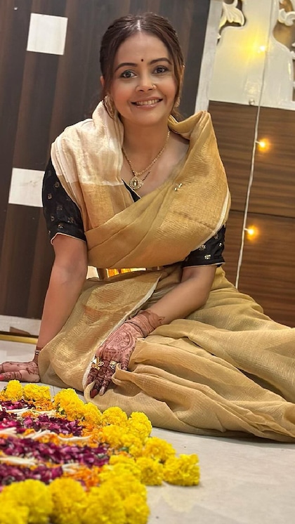 <p>नई दुल्हन के पास देवोलीना के तरह गोल्डन सिल्क साड़ी जरूर होनी चाहिए।आपकी नई-नई शादी हुई है तो इस बार रक्षाबंधन में मायके देवोलीना की तरह गोल्डन साड़ी पहन कर जाएं।</p>
