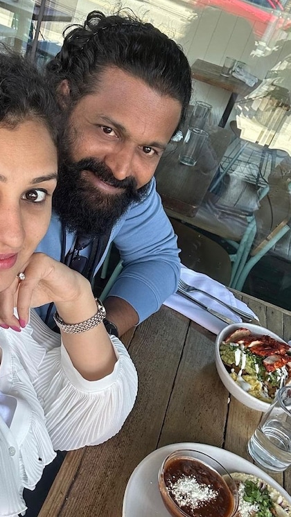 <p>एक्टर ऋषभ शेट्टी को माइंडफुल ईटिंग पसंद है।  ऋषभ एक साथ ज्यादा खाना खाने के बजाय दिनभर में पांच बार खाते हैं। इससे उनके शरीर को एनर्जी मिलती है। </p>

